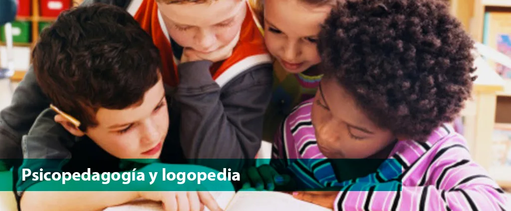 Niños leyendo juntos en una sesión de psicopedagogía y logopedia en CHMC Barcelona